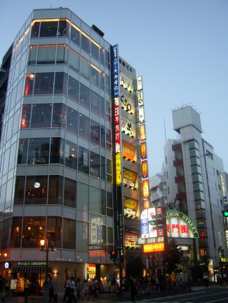 Stores in the city of Kobe on Ikuta Road