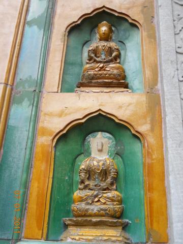 Buddha statues at lower levels were damaged by Red Guard during the Cultural Revolution.